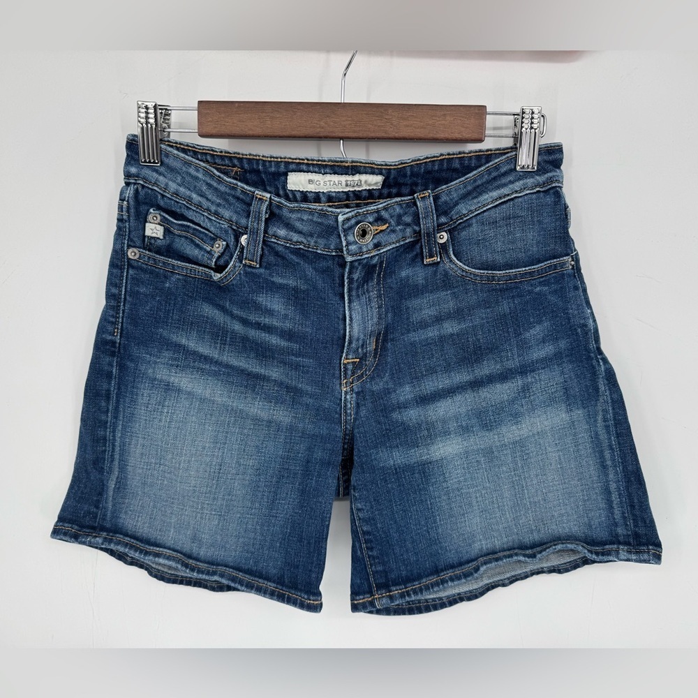 Big Star Women's Medium Wash Denim Blue Jean Shorts Minimalist Basic Size 29